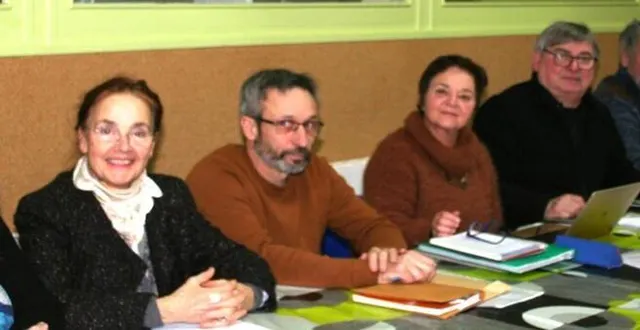 photo  le président jean-claude aveline 3e en partant de la droite, entouré des membres du bureau de l’association pays marollais protégé.  &copy;  ml 