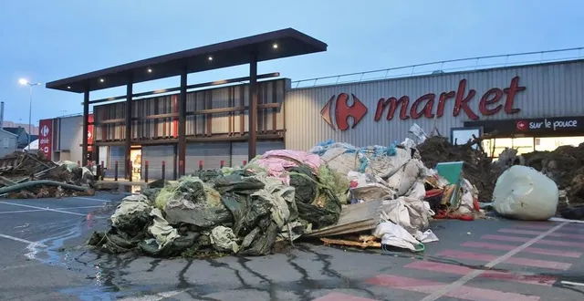 photo  le carrefour market a été encore visé par les agriculteurs en colère, ce jeudi 1er février 2024, à sablé-sur-sarthe.  &copy;  ouest-france 