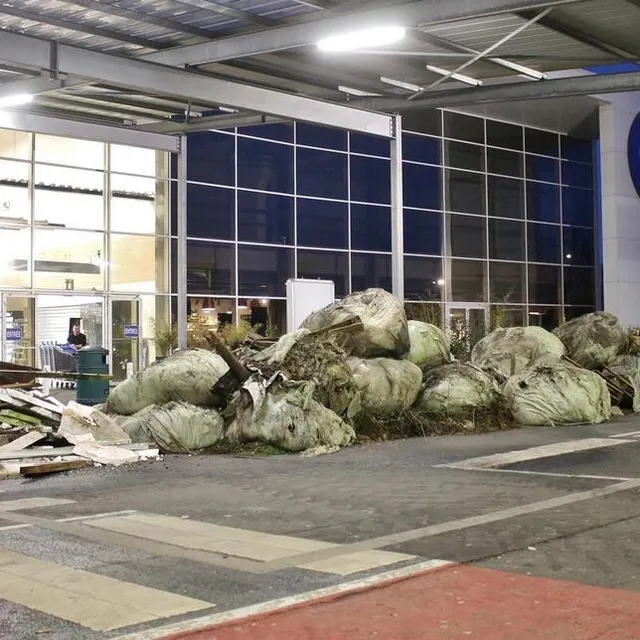 photo des tas de déchets jonchaient encore le sol de l’entrée du leclerc de sablé-sur-sarthe, ce jeudi 1er février 2024, avant l’ouverture.  ©  ouest-france