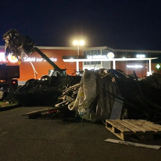 photo l’opération nettoyage a commencé très vite après le départ des agriculteurs, ce jeudi 1er février 2024, au super u de sablé-sur-sarthe.  ©  ouest-france