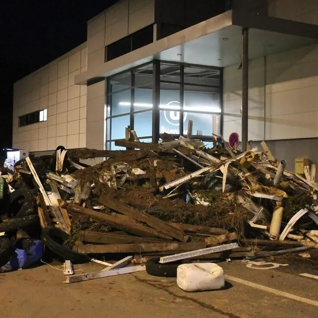 photo un aperçu des déchets devant l’une des deux entrées du super u de sablé-sur-sarthe, après le passage des agriculteurs.  ©  ouest-france