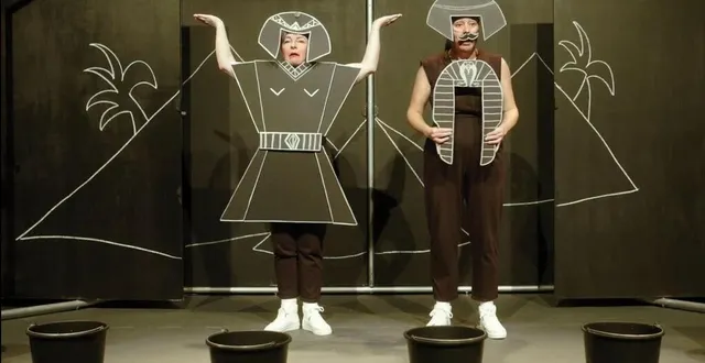 photo  les deux comédiennes sur scène  &copy;  cie les gamettes 