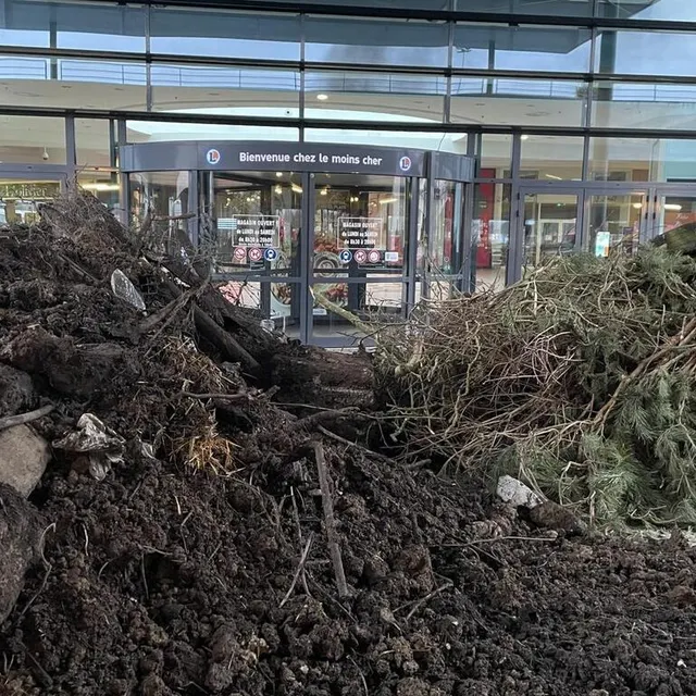 photo du fumier a été vidé devant l’entrée du magasin.  ©  ouest-france