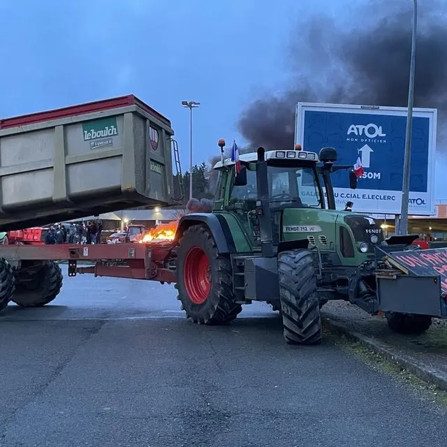 photo les tracteurs se sont relayés cette nuit pour bloquer le centre leclerc.  ©  ouest-france