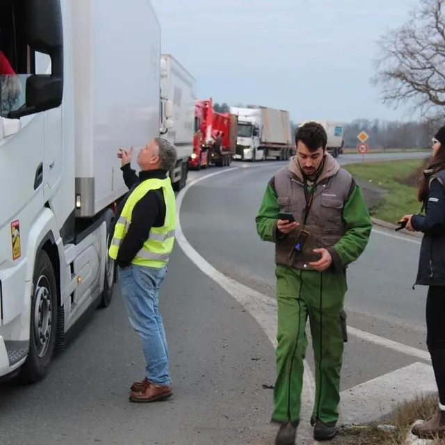 photo mercredi 31 janvier, les agriculteurs ont contrôlé la provenance et le chargement des poids lourds passant par la flèche (sarthe), ralentissant la circulation sur la d306, un axe très fréquenté.  ©  ouest-france