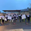 photo  parents et élus de la ferrière-aux-etangs (orne) se sont rassemblés devant l’école, ce jeudi 1er février 2024, pour contester la fermeture de classe. 