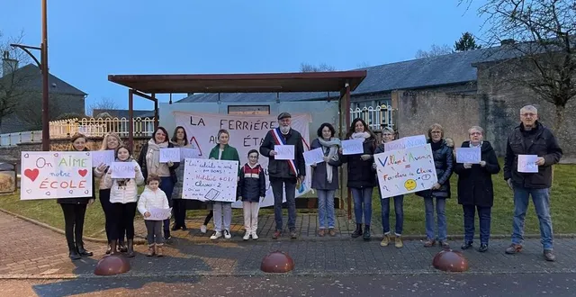 photo  parents et élus de la ferrière-aux-etangs (orne) se sont rassemblés devant l’école, ce jeudi 1er février 2024, pour contester la fermeture de classe.  &copy;  ouest-france 