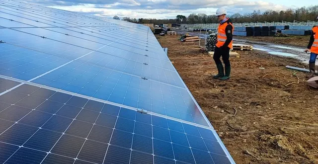 photo  une des premières rangées de panneaux mise en place.  &copy;  ouest-france 