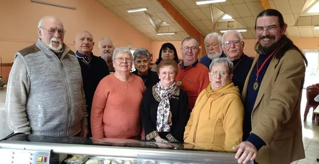 photo  les huit jurats et leurs compagnons, devant les produits en lice.  &copy;  ouest-france 