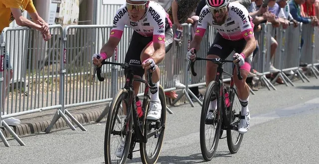 photo  célestin guillon, dans la roue de jérémy leveau sur la troisième étape des boucles de la mayenne 2023.  &copy;  jean-françois quinebêche/archives 