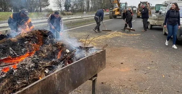 photo  sur l’a81, à joué-en-charnie (sarthe), les agriculteurs ont nettoyé le point de blocage avant de quitter les lieux, ce jeudi 1er février 2024.  &copy;  fdsea72 