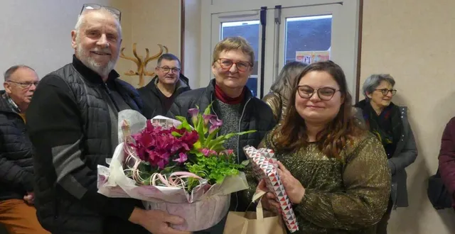 photo  le maire et son adjointe ont remercié alexia pour son travail de médiation autour de la bibliothèque.  &copy;  ouest-france 