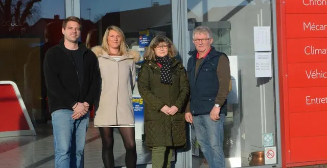 photo  mathieu guilloux et emma whitlock (à gauche) aux côtés des anciens gérants, patrick gouin et son épouse.  &copy;  ouest-france 
