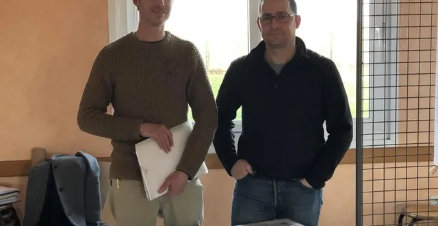 photo  benjamin allemand, nouvel habitant de sentilly, et arnaud picard, l’agriculteur qui s’est battu contre le précédent projet éolien, vont réveiller l’association défense des monts.  &copy;  ouest-france 