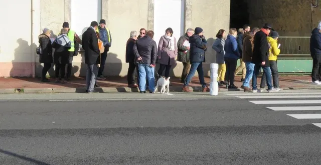 photo  une trentaine de personnes, élus et habitants, riverains notamment des maison-rouge, le long de la rd 357 samedi matin. justine leleu, représentant siam conseils, natacha giraudineau, le mans métropole, accompagnaient le groupe.  &copy;  le maine libre 