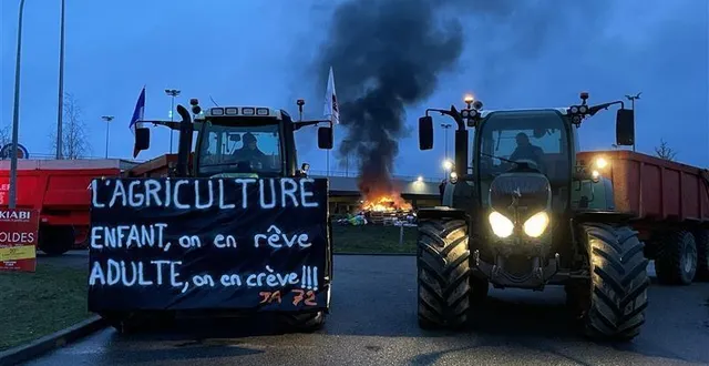 photo  a arçonnay, dans la sarthe, à quelques kilomètres d’alençon, des agriculteurs ont bloqué le centre e.leclerc avant de lever le barrage dans l’après-midi. dans la soirée, c’est une partie de l’a150 au nord de rouen qui est bloquée et qui le restera toute la nuit.  &copy;  ouest-france 