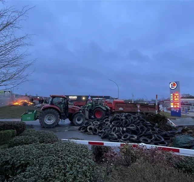 photo les accès au centre commercial d’arçonnay (sarthe) à quelques kilomètres au sud d’alençon, sont bloqués, ce jeudi matin 1er février 2024, par des tracteurs, du fumier, des amoncellements de pneus…  ©  ouest-france
