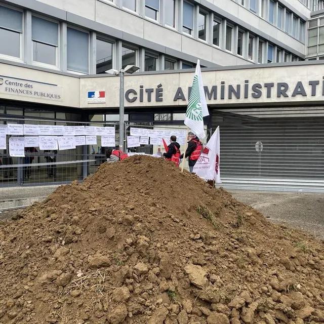photo les membres de ja et de la fdsea de l’orne ont déposé de la terre devant la direction départementale des territoires, à alençon (orne), ce jeudi midi.  ©  ouest-france
