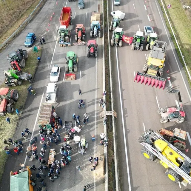 photo le barrage sur l’a13 e poursuit ce jeudi soir.  ©  résistance paysanne 276