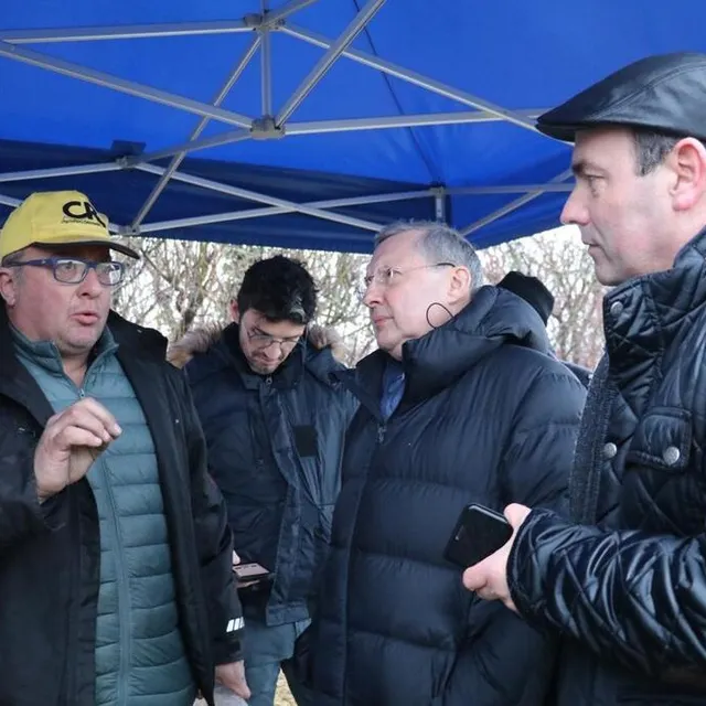 photo à gauche, yannick bodin de la coordination rurale, porte-parole du mouvement d’agriculteurs à poilley (manche), échange avec le sénateur philippe bas (au centre) ce jeudi 1er février 2024.  ©  ouest-france