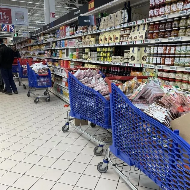 photo les agriculteurs ont rempli les chariots de produits importés.  ©  ouest-france