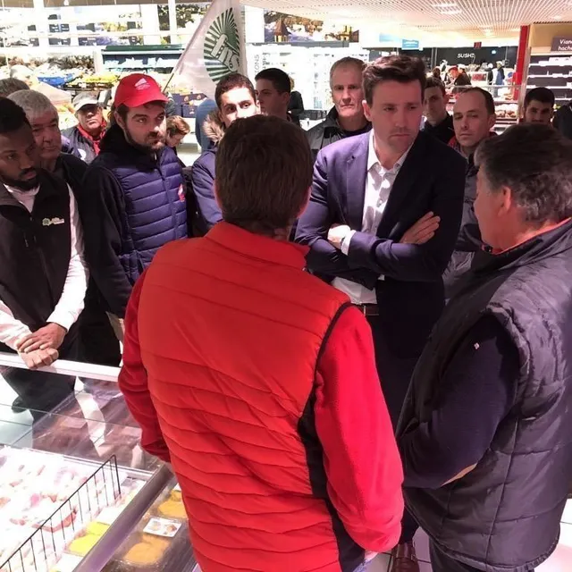 photo les agriculteurs et maël le moal, directeur du e.leclerc à granville ont échangé ce jeudi 1er février 2024.  ©  ouest-france