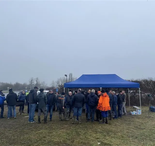 photo après discussions avec les élus, les agriculteurs lèveront le barrage du rond-point de poilley vers l’a84.  ©  ouest-france