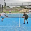 photo  le padel se joue essentiellement en double, avec un comptage des points similaire à celui du tennis (photo d’illustration). 