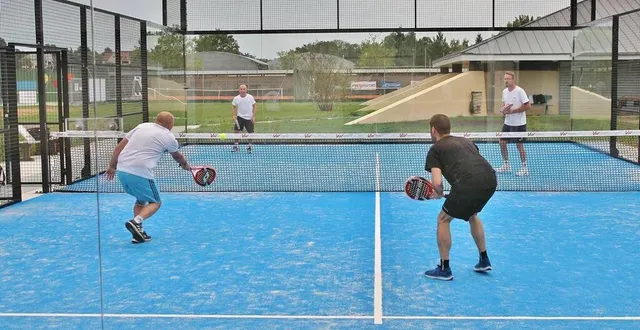 photo  le padel se joue essentiellement en double, avec un comptage des points similaire à celui du tennis (photo d’illustration).  &copy;  archives ouest-france 