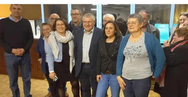 photo  frédéric cosson, maire, entouré de son conseil.  &copy;  ouest-france 