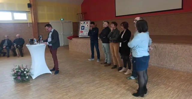 photo  sylvain poirrier, le maire, avec son conseil municipal  &copy;  le maine libre 