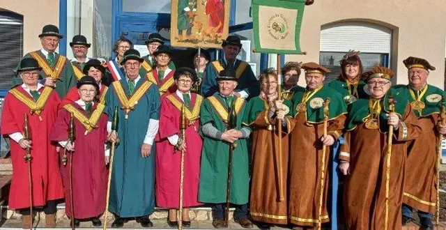 photo  les membres de la confrérie avec les officiels.  &copy;  le maine libre 