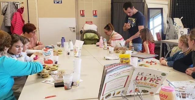 photo  l’atelier cuisine organisé par la médiathèque et le centre social la ruche a beaucoup plu au val’rhonne.  &copy;  le maine libre 