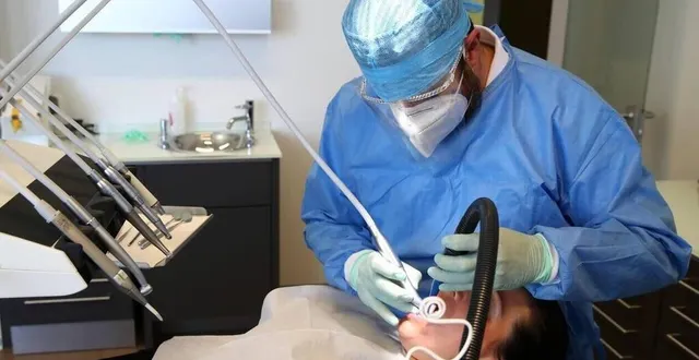 photo  douze dentistes sarthois prendront leur retraite en 2024. le sarthe, qui manque déjà cruellement de médecins généralistes, attend depuis plusieurs années, également, d’autres dentistes.  &copy;  reuters 
