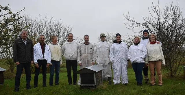 photo  des apiculteurs engagés dans la lutte contre le frelon asiatique.  &copy;  le maine libre 