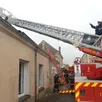 photo huit camions de pompiers sont intervenus pour le feu de maison dans le bourg de coulongé.