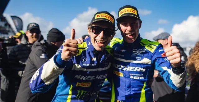 photo  valentino rossi, ici avec maxime martin.  &copy;  bmw motorsport 