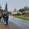 photo avant de prendre une décision, il est important de mesurer la proportion d’automobilistes qui roulent à plus de 50 km/heure sur le site, a expliqué m. potier, de l’agence des territoires de la sarthe (au premier plan à droite).