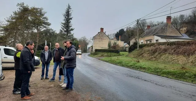photo  avant de prendre une décision, il est important de mesurer la proportion d’automobilistes qui roulent à plus de 50 km/heure sur le site, a expliqué m. potier, de l’agence des territoires de la sarthe (au premier plan à droite).  &copy;  ouest-france 