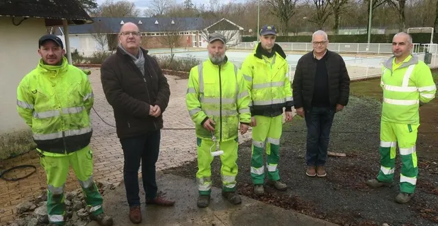 photo  jean-françois zalesny, le maire de la commune de précigné, et joël gaudin, son adjoint en charge des travaux, peuvent compter sur une équipe technique se chargeant d’une grande partie du chantier de rénovation de la piscine.  &copy;  ouest-france 
