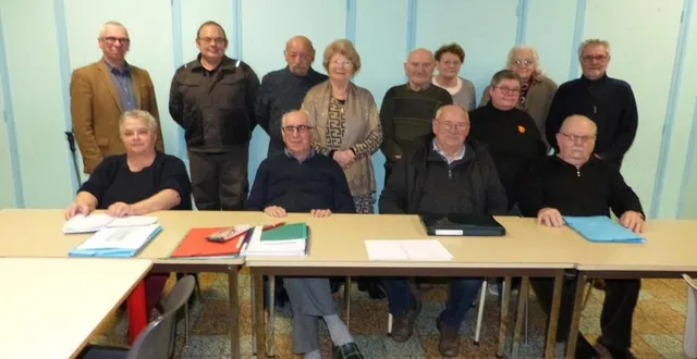 photo  les membres du bureau et les participants (dont le maire jean-claude boiziau) à l’issue de la réunion.  &copy;  le maine libre 