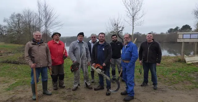 photo  samedi matin, quelques membres de la société de pêche se sont retrouvés pour commencer le nettoyage des berges du plan d’eau du creux, préalable à un aménagement total du lieu.  &copy;  ouest-france 