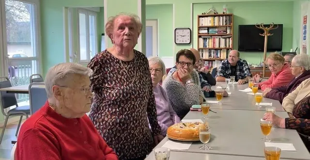photo  andrée batteux a fêté ses 102 en chantant, le 25 janvier 2024, à la résidence autonomie fleurie, à sablé-sur-sarthe.  &copy;  capture d’écran / ville de sablé 