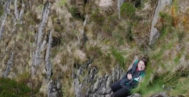 photo  une britannique de 32 ans bloquée au-dessus du vide avant son sauvetage par les secouristes, sur la montagne du tryfan, au pays de galles, dimanche 4 février 2024. 