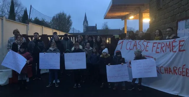 photo  une vingtaine de parents d’élèves et leurs enfants se sont mobilisés devant le portail de l’école maternelle sévigné de flers (orne).  &copy;  ouest-france 