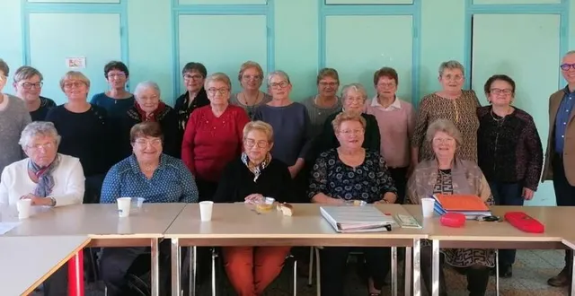 photo  les adhérentes de l’oize’irs créatifs (avec le maire jean-claude boiziau) à l’issue de l’assemblée générale.  &copy;  le maine libre 