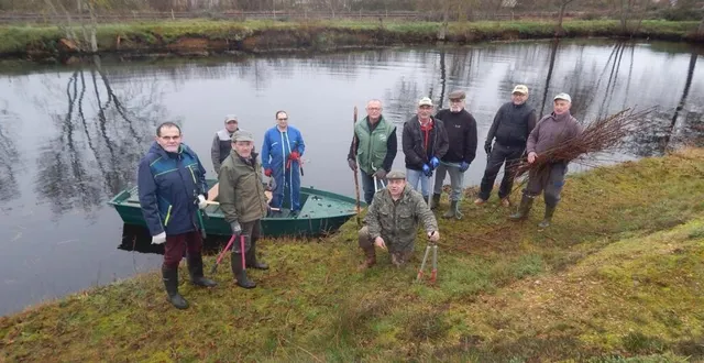 photo  une dizaine de bénévoles de l’aappma ont nettoyé les bords de l’étang, avant l’ouverture de la pêche à la truite.  &copy;  le maine libre 