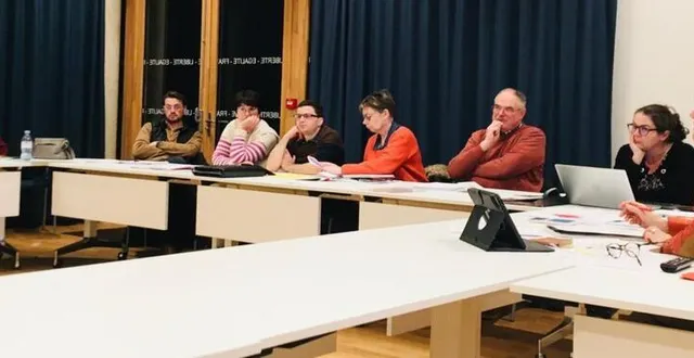 photo  la maire, véronique cantin, réunie avec adjoints et conseillers à l’hôtel de ville lors du conseil municipal.  &copy;  le maine libre 