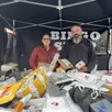 photo  le couple vend des colis oubliés ou perdus, à des petits prix, sur les marchés de normandie. 