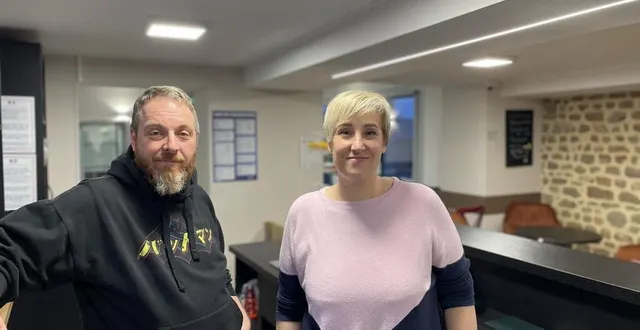 photo  guillaume et bérangère delsaut ont repris le bar-restaurant et multiservices, le seul commerce du grais, dans l’orne.  &copy;  ouest-france 